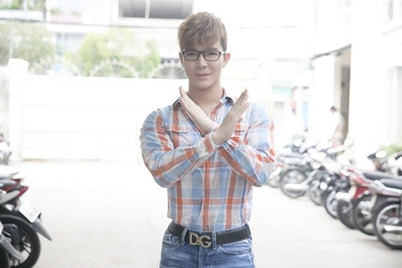 Nam ca sĩ tranh thủ thay đồ trong xe, anh xuất hiện rất mộc mạc và thư sinh với trang phục sơ mi ca rô cùng quần jeans hàng hiệu.