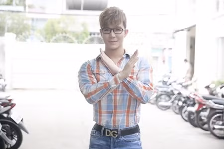 Nam ca sĩ tranh thủ thay đồ trong xe, anh xuất hiện rất mộc mạc và thư sinh với trang phục sơ mi ca rô cùng quần jeans hàng hiệu.