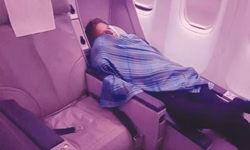 Co truong bo mac hanh khach ngu giua chuyen bay