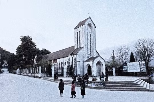 Dường như, chẳng có nơi đâu trên dải đất Việt Nam tươi đẹp lại có một nơi mà Noel mang đủ đầy phong vị như thế, khiến mỗi người khi dừng chân lạc bước, chỉ muốn thời gian ngừng lại trong khoảng khắc đầy thơ tình ấy, để lòng vui theo nhịp chuông nhà thờ vang lên giòn giã trong buổi giao thời.- Ảnh: Hinh Loi Phong