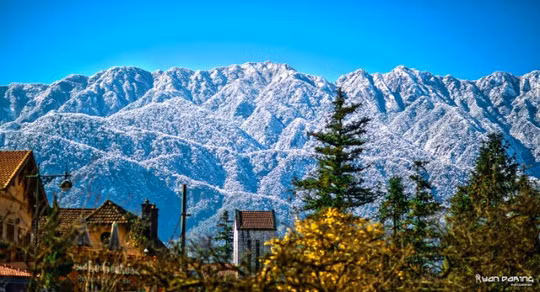 Sapa mùa đông chìm trong cái lạnh tê người. Với những kẻ mộng mơ đến thành phố mờ sương Sapa dịp Giáng Sinh sẽ ngỡ như lạc bước trong thành phố phương Tây hoa lệ - Ảnh: Trung Đặng Tiến