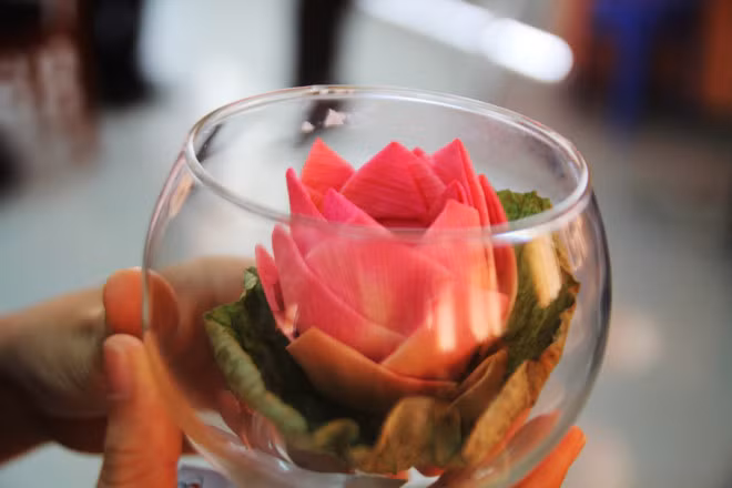 Thac si uop hoa sen 'bat tu' ban gia 100.000 dong-Hinh-3