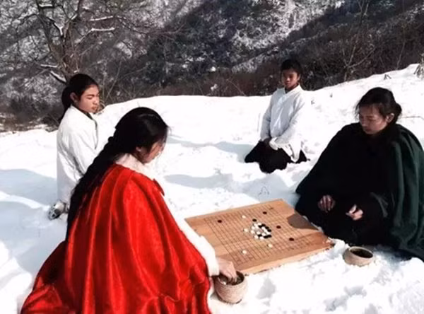 Ngày đông cũng như ngày hè, hai người luôn gắn bó không rời.