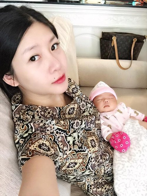 Hot girl Anh không đòi quà sinh hạ một bé gái xinh xắn vào cuối tháng 6/2015.