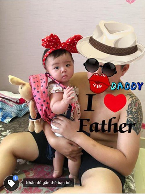 Người đẹp "lột đồ" ít khi chia sẻ thông tin và hình ảnh và cha của con gái. Cô đăng tải một bức ảnh của bố bé Scarlet nhưng lại che mặt bằng những hình ảnh ngộ nghĩnh.