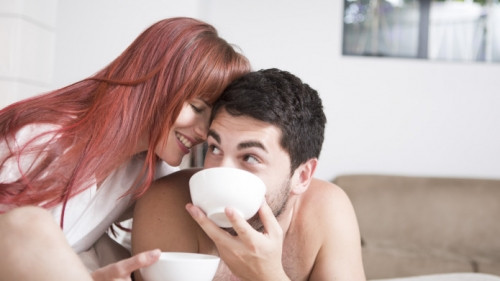 Hãy hâm nóng bằng cách cùng uống một ly trà nóng trước khi làm "chuyện ấy". Ảnh minh họa.