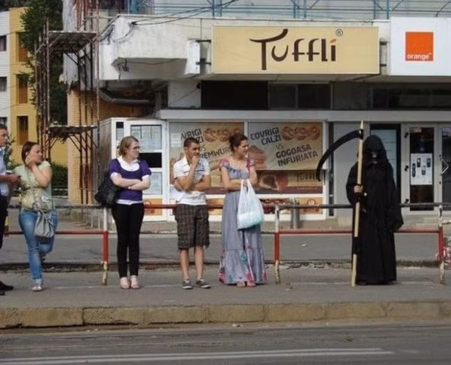 Ông ta đang bị thất nghiệp đấy, tội nghiệp quá.