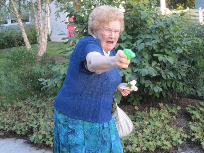 Đừng có đùa với bà nhé, bà bắn thật đấy.