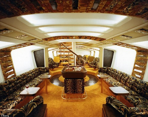 Căn phòng lộng lẫy với toàn bộ ghế được bao phủ bởi da thú, trong khi tấm thảm có màu cam sáng.