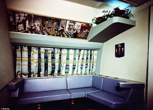 Nếu nhìn kỹ, bạn có thể nhận ra các dấu hiệu chỉ dẫn thoát hiểm ở phía tấm rèm trong chiếc Boeing 707-320 của Hãng hàng không Pháp Air France. Cảnh tượng nhìn giống như trong một căn nhà lưu động, chứ không phải bên trong máy bay.