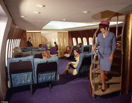 Tấm rèm mỏng mang lại không gian riêng cho những khách hạng nhất, tuy nhiên họ cũng có thể dễ dàng hòa nhập với các hành khách Hạng thương gia khác ở căn phòng rộng hơn bên ngoài.