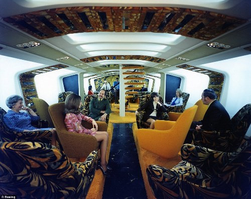 Những chiếc ghế được sắp đặt theo chiều ngẫu hứng để khách có thể ngồi trò chuyện một cách thoải mái.