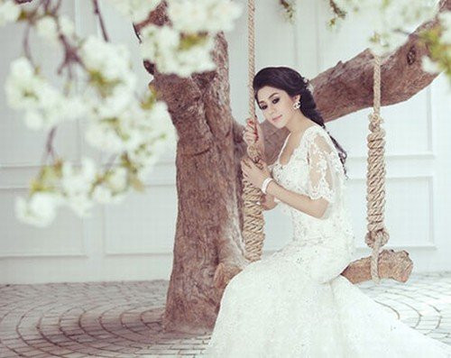 Để cải thiện hình ảnh của mình trong mắt công chúng, người đẹp sinh năm 1977 liên tục cho tung ra những bộ ảnh được đầu tư công phu. Tuy nhiên, nhiều bức ảnh khi lên truyền thông đã chỉnh sửa quá đà, khiến nhan sắc thực của Lâm Chi Khanh mỗi lần xuất hiện thực tế càng bị mọi người thêm phần chú ý.