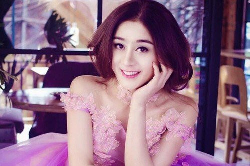 Phải tới hai năm sau đó, Lâm Chi Khanh mới có bước lột xác ngoạn mục với vóc dáng cơ thể ngày càng nữ tính. Mọi đường nét trên khuôn mặt và cơ thể đều đã thanh mảnh, mềm mại hơn trước.