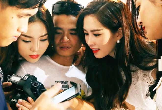 Sau mỗi shoot hình, họ hào hứng xem lại ảnh. Hoa hậu Thu Thảo, Kỳ Duyên, Huyền My đều là những gương mặt đắt quảng cáo và được nhiều nhãn hàng chọn làm gương mặt đại diện.