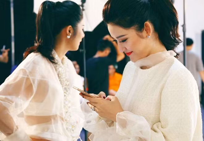 Huyền My tranh thủ lên mạng cập nhật thông tin trong giờ nghỉ giải lao.