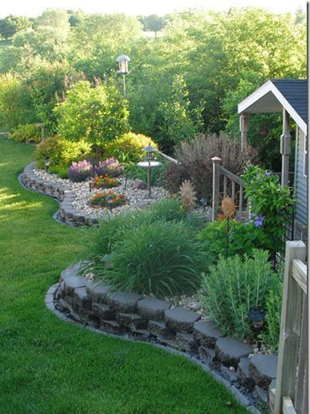 Có một mẹo khá đơn giản khiến khu vườn xinh của chúng ta trông quyến rũ hẳn lên - đó là tạo ra những lối nhỏ quanh co. Khách đến nhà bạn hẳn thích thú lắm khi dạo bước trên những con đường uốn lượn ấy, bởi họ sẽ có cảm giác đang được chúng dẫn dắt đến những “điểm hẹn” đầy mời gọi.