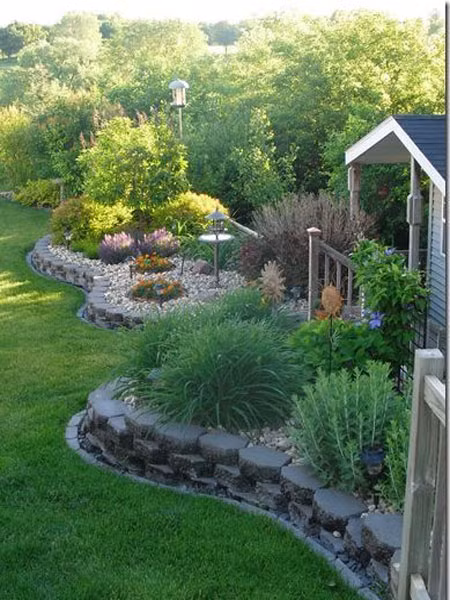 Có một mẹo khá đơn giản khiến khu vườn xinh của chúng ta trông quyến rũ hẳn lên - đó là tạo ra những lối nhỏ quanh co. Khách đến nhà bạn hẳn thích thú lắm khi dạo bước trên những con đường uốn lượn ấy, bởi họ sẽ có cảm giác đang được chúng dẫn dắt đến những “điểm hẹn” đầy mời gọi.