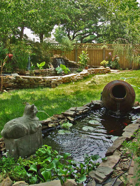 Có một cách dễ dàng hơn để tạo điểm nhấn cho khu vườn là sử dụng những chiếc chậu trồng cây “độc”. Ví như những cái chậu đồng thời là “chụp đèn” để ta có thể thắp sáng lúc về đêm. Điểm nhấn này còn có ưu điểm là có thể di chuyển để “mix” với cây này, cảnh nọ khi bạn muốn “làm mới” khu vườn của mình.