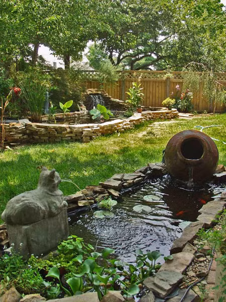 Có một cách dễ dàng hơn để tạo điểm nhấn cho khu vườn là sử dụng những chiếc chậu trồng cây “độc”. Ví như những cái chậu đồng thời là “chụp đèn” để ta có thể thắp sáng lúc về đêm. Điểm nhấn này còn có ưu điểm là có thể di chuyển để “mix” với cây này, cảnh nọ khi bạn muốn “làm mới” khu vườn của mình.