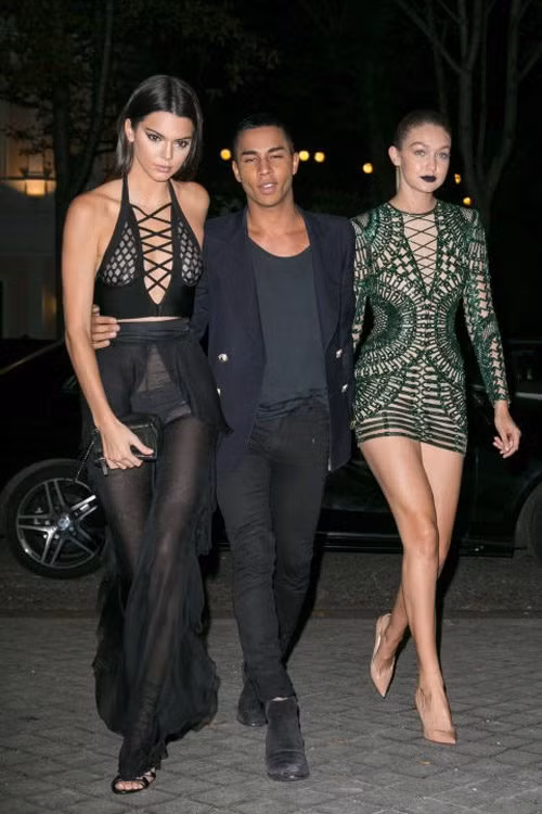 Kendall Jenner mặc một thiết kế mỏng manh, quyến rũ của Balenciaga.