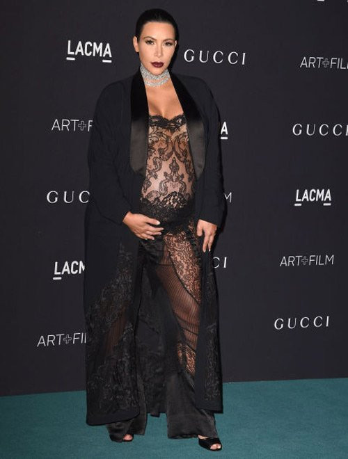 Bộ váy của Kim Kardashian tuy không phù hợp với thân hình nặng nề khi mang bầu của cô, tuy nhiên nó được nhận xét là một thiết kế rất tinh tế, khoe được những chỗ cần khoe, che được những chỗ cần che.