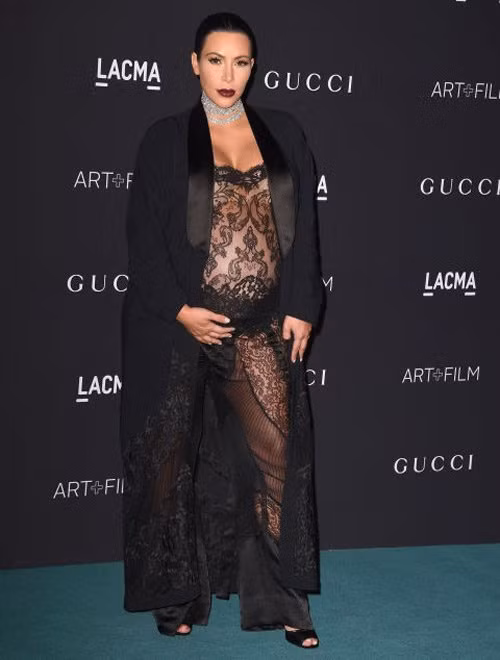 Bộ váy của Kim Kardashian tuy không phù hợp với thân hình nặng nề khi mang bầu của cô, tuy nhiên nó được nhận xét là một thiết kế rất tinh tế, khoe được những chỗ cần khoe, che được những chỗ cần che.
