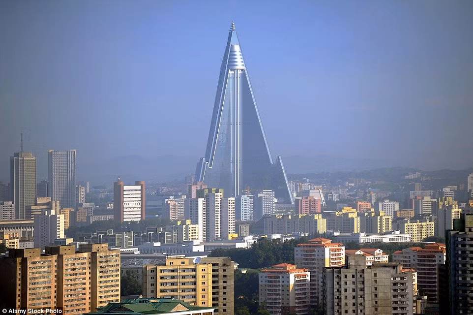 Khách sạn Ryugyong ở thủ đô Bình Nhưỡng của Triều Tiên cũng lọt vào danh sách những tòa nhà xấu xí nhất thế giới.