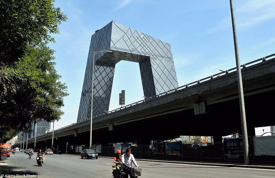 Tòa nhà của đài truyền hình Trung Quốc ở Bắc Kinh trông như chiếc quần khổng lồ.