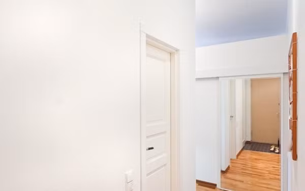 Lối vào nhà Cũng gần với cách trang trí, làm đẹp nhà của những căn hộ nhỏ xinh, lối vào không quá chú trọng trong việc thiết kế. Toàn bộ cửa và tường, trần của lối đi vào đều được sơn màu trắng nhằm mở rộng diện tích về mặt thị giác. Điểm nhấn cho lối vào là hệ thống sàn gỗ màu nâu vàng mang lại cảm giác ấm áp, thân thiện cho mọi người khi bước vào nhà.