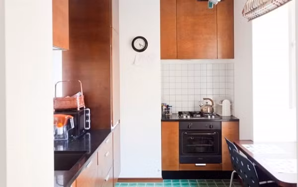 Sự kết hợp khá đơn giản của những màu sắc như trắng, xanh lục, nâu trầm mang lại vẻ đẹp giản dị, ưa nhìn cũng như cảm giác dễ chịu cho căn bếp nhỏ.