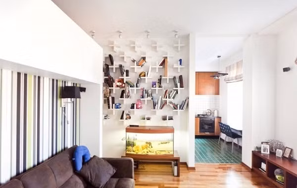 Phía dưới kệ sách được gia chủ kê thêm bể thủy sinh giúp căn phòng thêm vui mắt.