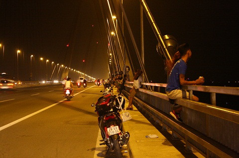 Thay cho những quán cà phê sang trọng hay những công viên thoáng mát sạch sẽ, người dân chọn cầu Nhật Tân là nơi để tụ tập và hít bụi.