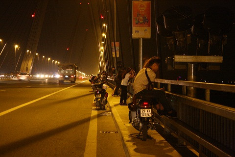 Sợ nguy hiểm cặp đôi này cho xe lên vỉa hè ngồi hóng gió.