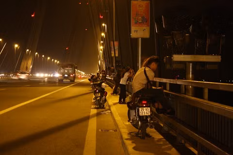 Sợ nguy hiểm cặp đôi này cho xe lên vỉa hè ngồi hóng gió.