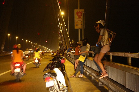 Cầu Nhật Tân biến thành công viên.