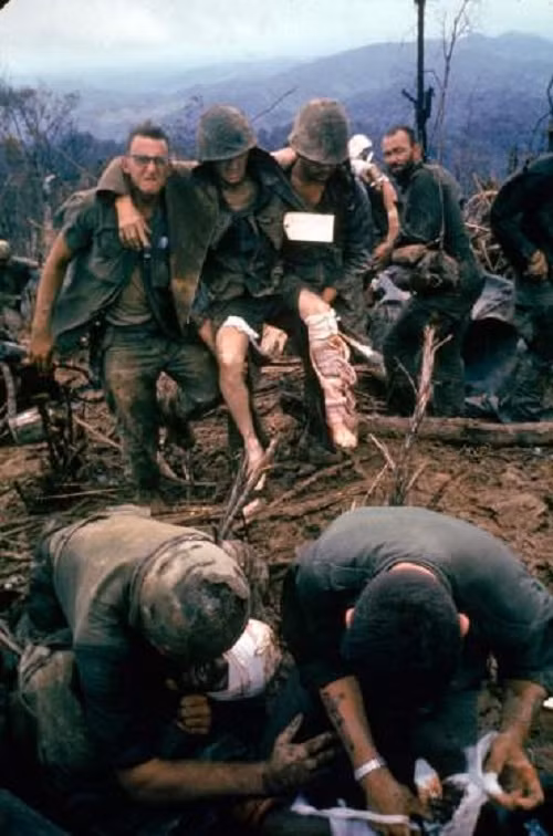 Lính Mỹ bị thương được băng bó, chữa trị tháng 10/1966. (Ảnh: Larry Burrows - Time &amp; Life Pictures/Getty Images)