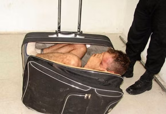 Một cô gái đến từ Mexico đã bị bắt quả tang bỏ bạn trai của mình vào trong một chiếc túi và mang ra sân bay.