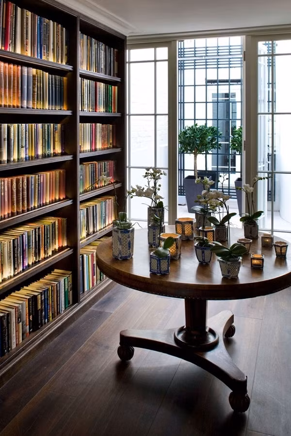 Tận dụng hoàn toàn một vài bức tường cho việc đặt kệ hay tủ âm tường cũng là phương án hợp lý tận dụng tối đa mặt đứng không gian cho việc lưu trữ đồ.