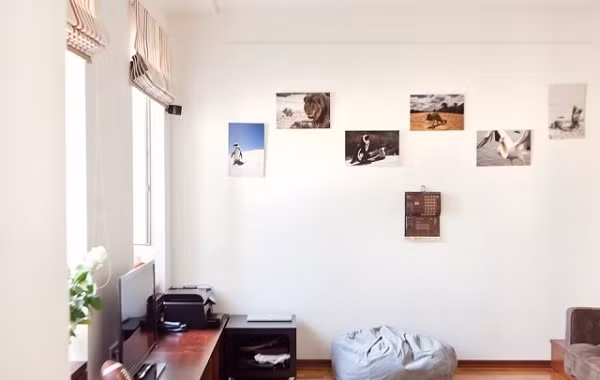 Những bức tranh treo tường với chủ đề thiên nhiên hoang dã mang đến góc nhìn đầy ấn tượng cho không gian tiếp khách.