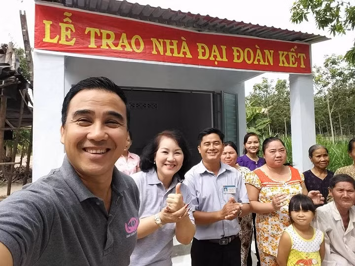 Quyền Linh từng được khán giả yêu mến phong tặng cho danh hiệu nghệ sĩ của người nghèo.