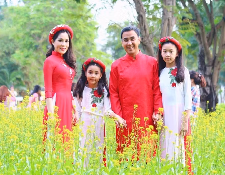 Dạ Thảo là một phụ nữ miền Trung, xinh đẹp, giỏi giang. Cô hoạt động trong lĩnh vực kinh doanh thời trang Hàn Quốc và rất thành công.