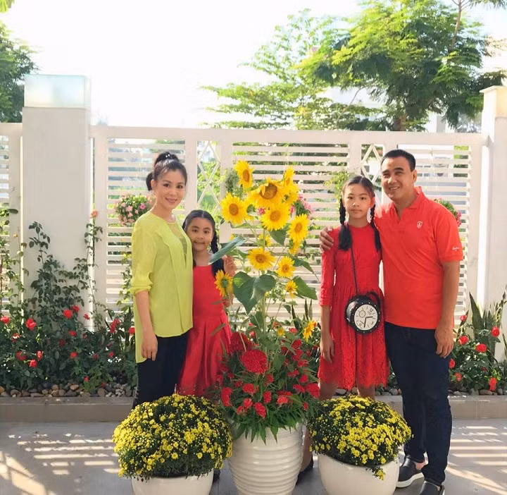 Dạ Thảo và Quyền Linh có hai công chúa đáng yêu là Lọ lem và Hạt Dẻ.