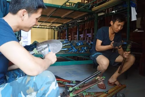 Học viên Trung đội 3 bảo quản vũ khí, trang bị hàng ngày.