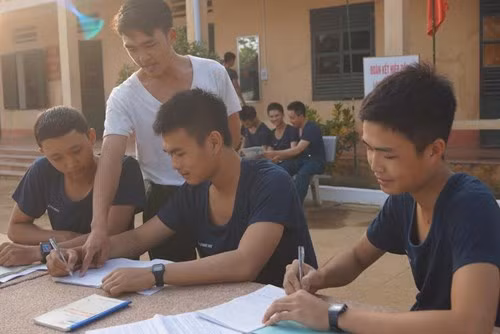 Trung úy Phạm Hữu Tính (người đứng trong hình) hướng dẫn học viên Trung đội 8 những nội dung môn học Tiểu đội bộ binh trong chiến đấu.