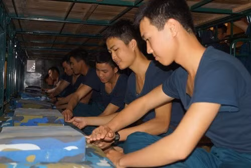 Nội vụ gọn gàng, nghiêm ngắn với chăn màn được gấp “vuông vắn như viên gạch”.