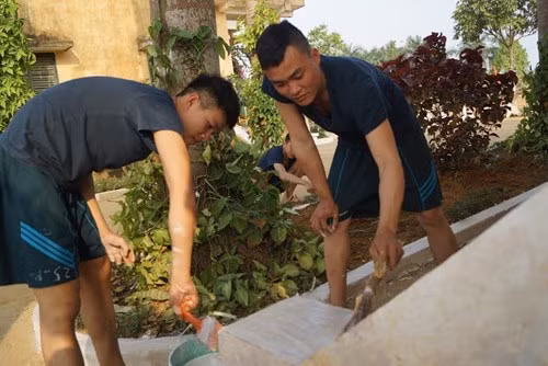 Chỉnh trang cảnh quan đơn vị.