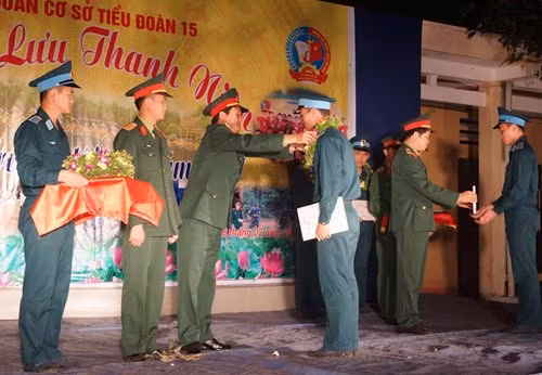 Chỉ huy Tiểu đoàn 15 trao thưởng, vinh danh những học viên ưu tú, tháng 2/2017.