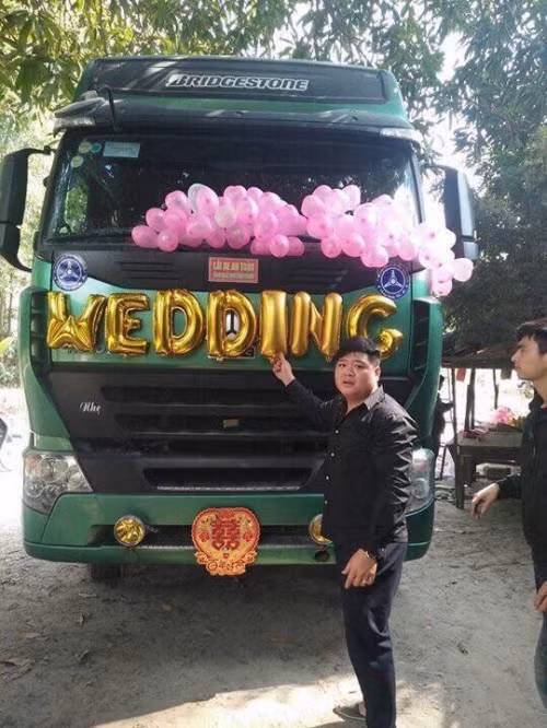 Chú rể bên chiếc xe rước dâu độc đáo của mình.