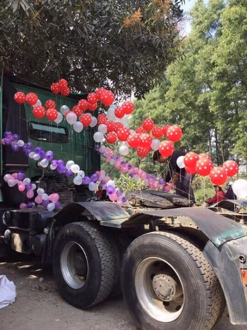 Bạn bè chính là người giúp chú rể trang trí chiếc xe hoa "có một không hai" này.